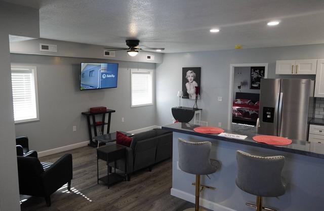 Glamorous 1BR/1.5BA Apartment – Modern Charm with a Touch of Old Hollywood Glam