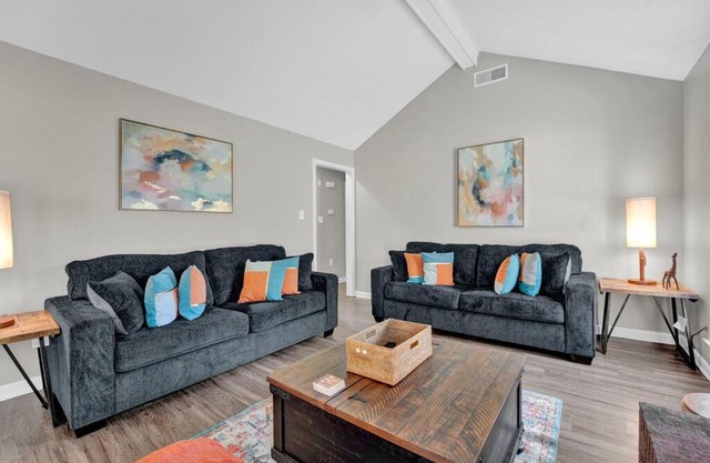 Glamorous 3BR 2BA house w/large fenced backyard
