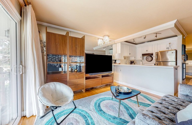 Glamorous, dog-friendly condo with pool, hot tub & W/D - snowbird-friendly