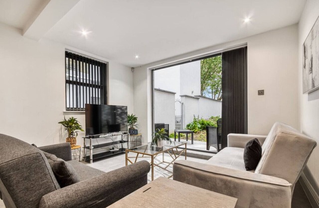 Glamourised 1 Bed Apt with Private Garden