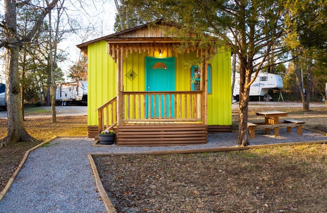 Glamping Cabin 2 - near Spring Hill & Franklin