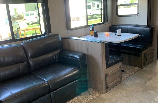 Glamping in Manchaca, secure, private, and spacious.
