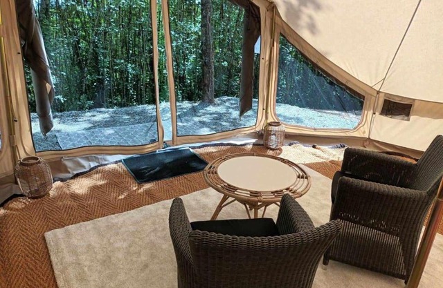 Glamping tent in de rust, met zwembad, badkamer en keuken