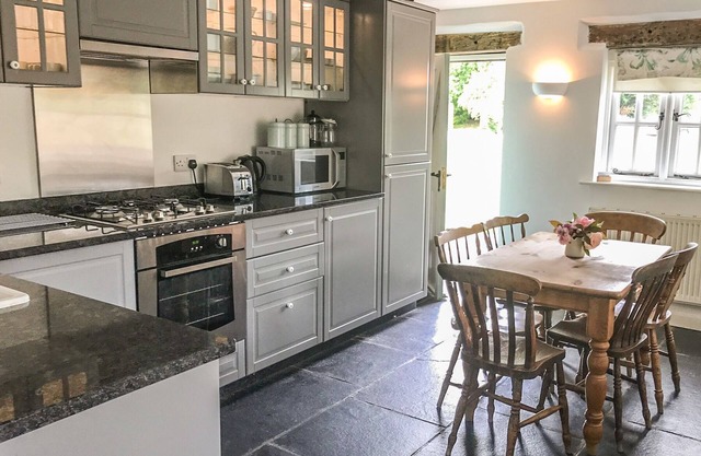 GLAN CLWYD ISA - LLYN CLWYD, pet friendly, with pool in Bodfari