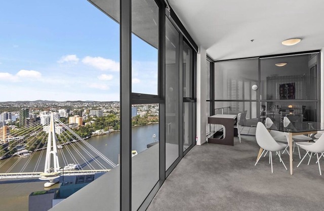 Glasshouse on Felix – Luxury Brisbane City Apartment with River Views, Pool & Parking