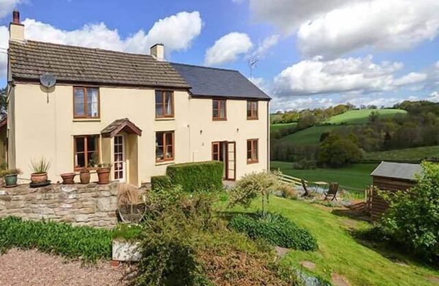 GLEBE FARM COTTAGE, family friendly, with a garden in Llandegveth