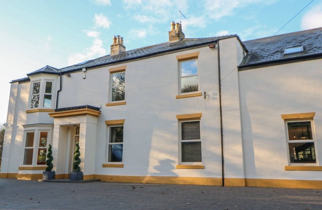 GLEBE HOUSE, family friendly, with hot tub in Murton, County Durham
