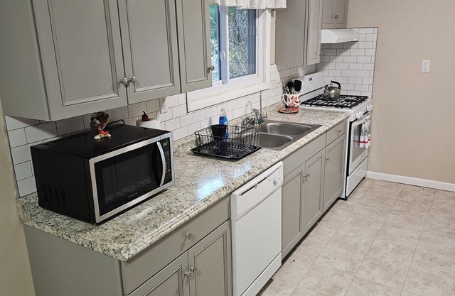 Glen Burnie Hideaway - Pet friendly with easy access to multiple attractions.