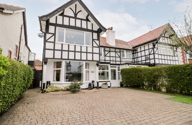 GLENDALOUGH, pet friendly, luxury holiday cottage in Rhos-On-Sea