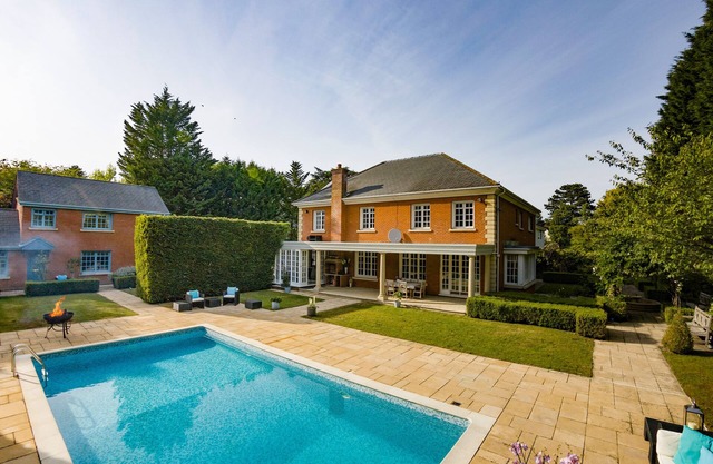 GLENEAGLES, family friendly, luxury holiday cottage in Sunningdale