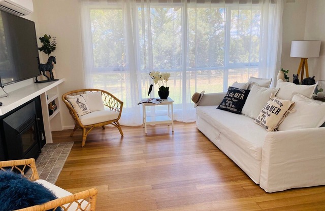 Glenview Park Cottage and Farm Stay 3 bedrooms with fireplace. Yarra Glen