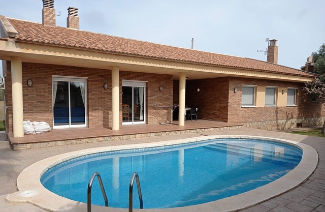 Global Villa Agustina, con piscina privada y Barbacoa en Mont-Roig