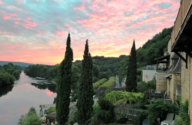 GLORIOUS BEYNAC VILLA (POOL!) RIVER, CHATEAUX VIEWS - WALK TO RESTAURANTS, SHOPS