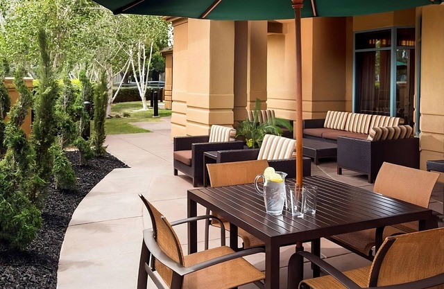 Gloucester Berkeley Rose Garden! 3 Family-friendly Suites w/Starbucks & Parking