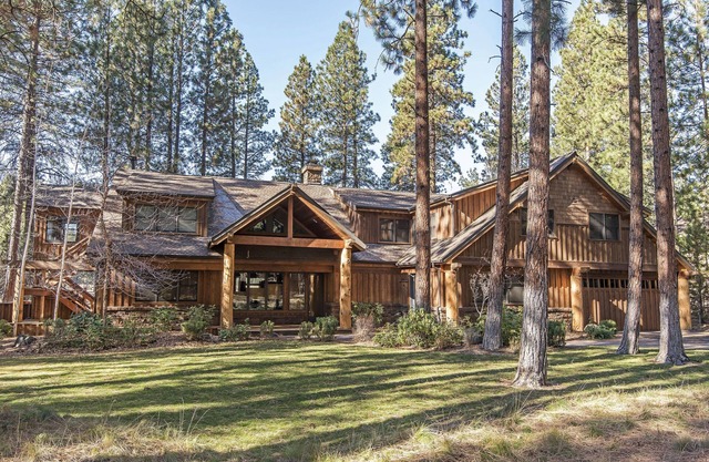 GM167 | Booking cancelled! Available July 4th! Stunning, Spacious Log Home!
