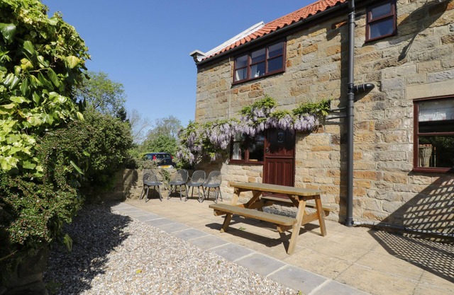 GOATHLAND COTTAGE, family friendly, with a garden in Ruswarp