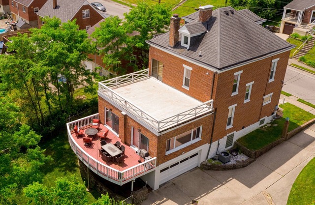 Golden Goose Huge 5+ BR 3 bath 3 Miles to Cincy