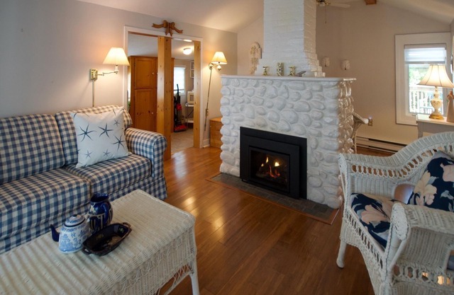 Goldfish Cottage: Cute Cottage Steps From The Beach In Grand Bend!