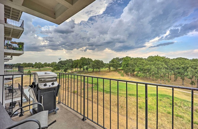 Golf Course & Lake Views: Cozy Afton Condo!