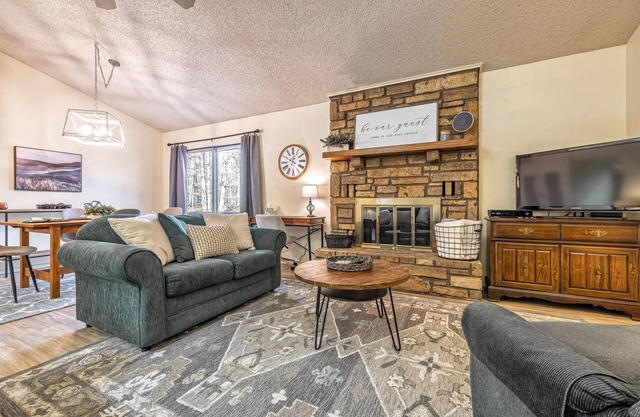 Golf Lover's Getaway! Cozy 2BR/2BA Townhome, Walk to DeSoto Golf Club!