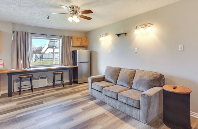 Golf, Shop, Tour & More: Oakland City Apartment