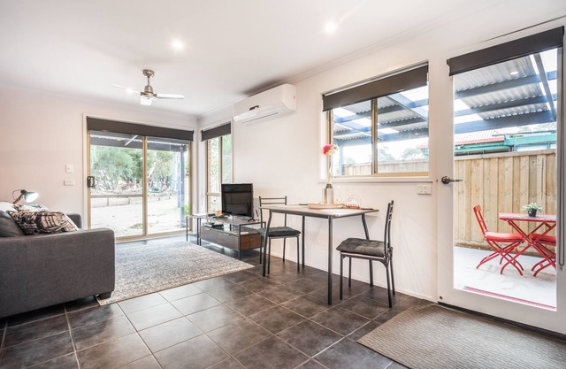 Golfside Getaway by Ready Set Stay - Neat bungalow,WIFI,linen & towels included