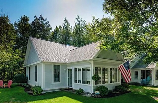 "Gone Coastal" Cozy 2-bedroom cottage in Summer Village