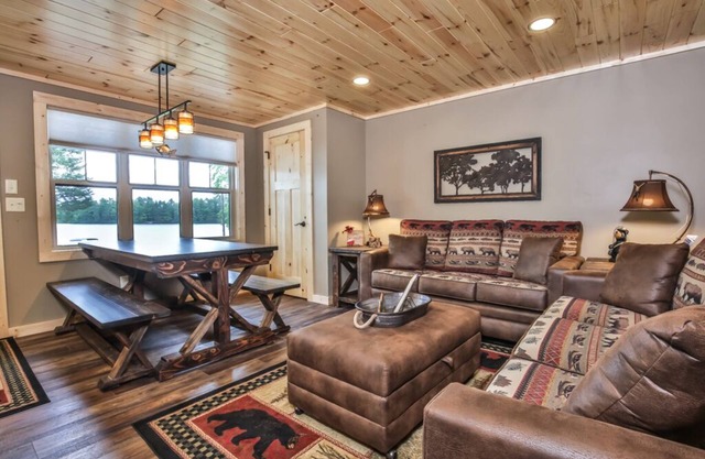 Gone Fish Inn: Remodeled Lakefront Cabin, FREE Wi-Fi & Firewood, No Cleaning Fee