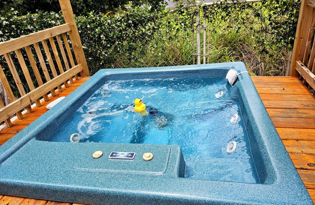 Good Times! Beach cottage with hot tub, walk to beach! Unique amenities!
