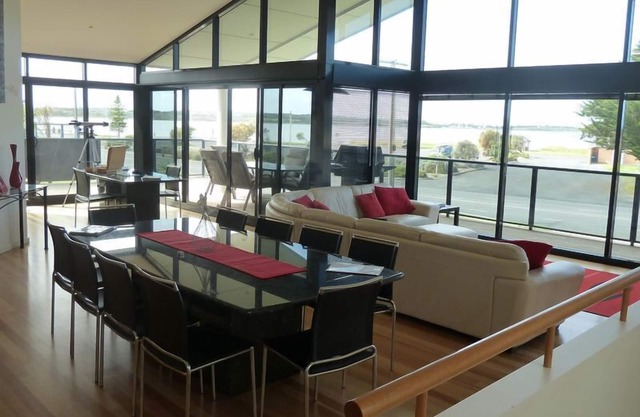 GoolwaGettaway Luxury Home by river- sleeps 14 in 10 beds