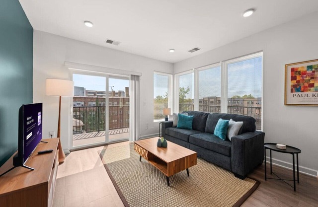 Gorgeous 2 Bed/2 Bath | CLE Clinic | Balcony