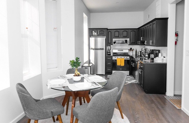 Gorgeous, 2- bedroom apartment walking distance to GWB!