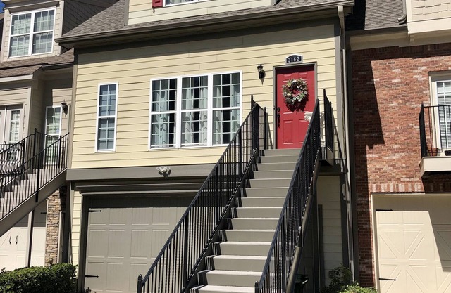 Gorgeous 2 bedrooms and 2 1/2 bathrooms townhouse in North Decatur