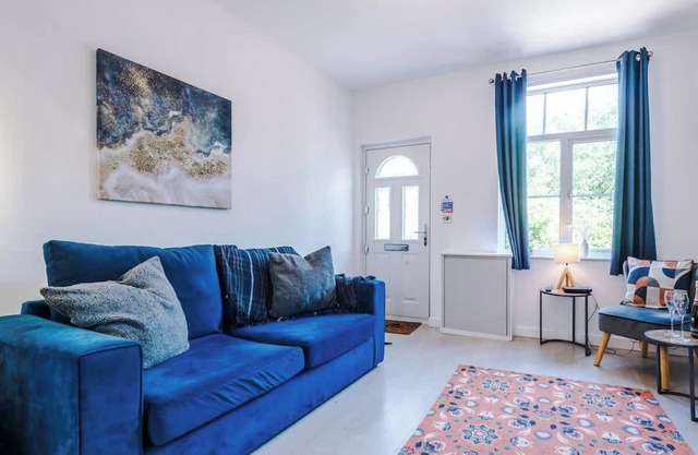 Gorgeous 3-bed home, amazing location, sleeps 7!