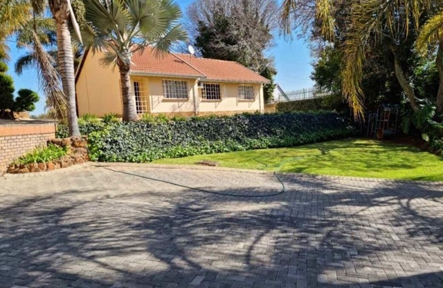 Gorgeous 3 bedrooms house in a very quiet residential area 4 mins from Sandton.