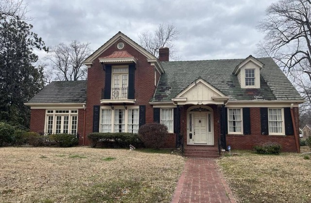 Gorgeous 5 Bedroom, 3 Bath Home within walking distance to Downtown Clarksdale!