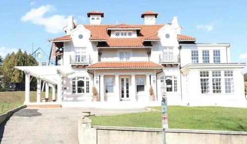 Gorgeous 5 bedroom Boston Home