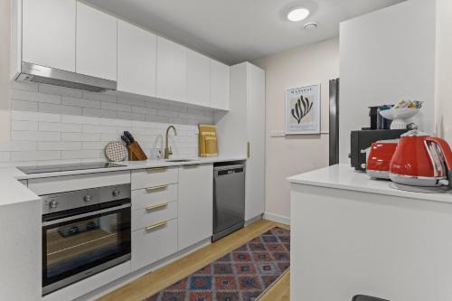 Gorgeous Abode With Pool and Parking near SkyTower