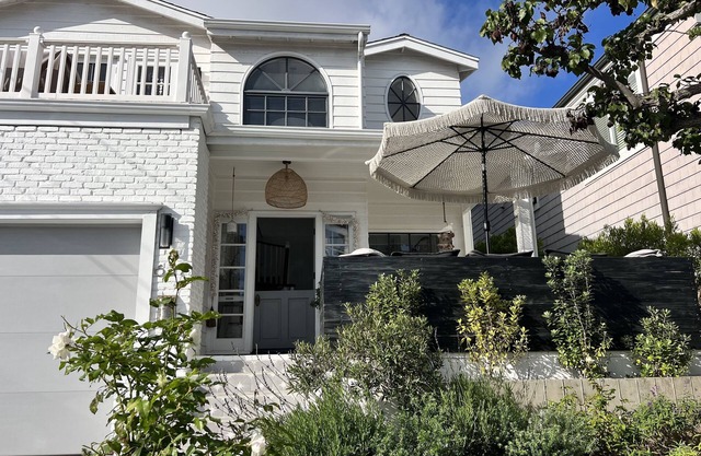 Gorgeous and Spacious 4BR Retreat; Walk to Beach and Restaurants