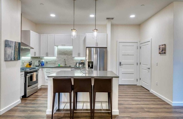 Gorgeous Apt Near Shipyards with Pool