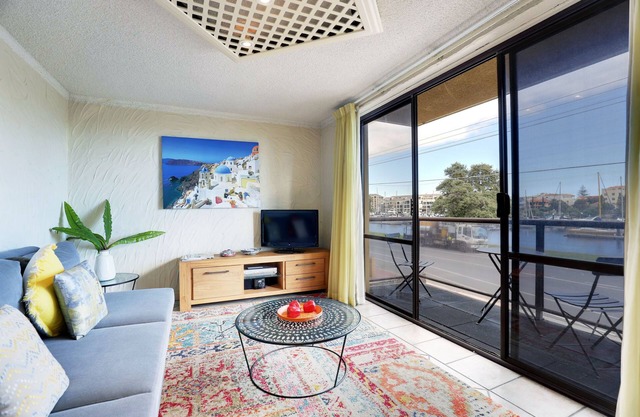 Gorgeous Balcony Riverview Apartment