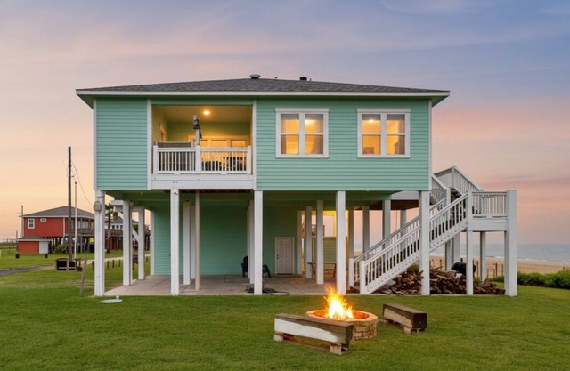 Gorgeous Beachfront | Firepit | Couples Retreat
