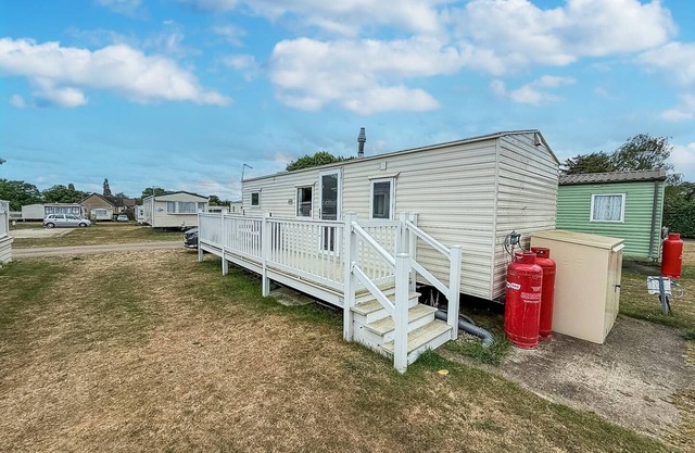 Gorgeous caravan with decking in Breydon Water Holiday Park, ref 10081B