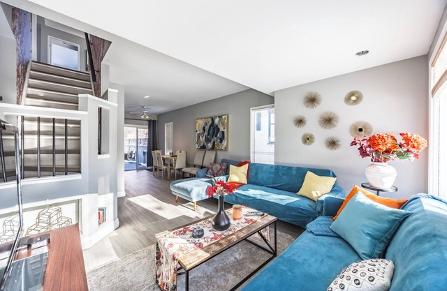 Gorgeous Character Home in Kensington Plaza, Steps To DT