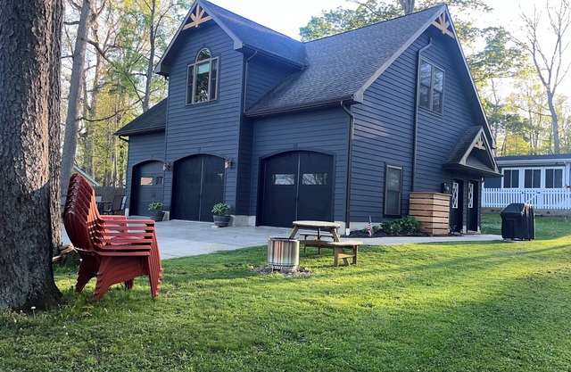 Gorgeous cottage on Silver Lake. Golfing, boating, hiking and more!