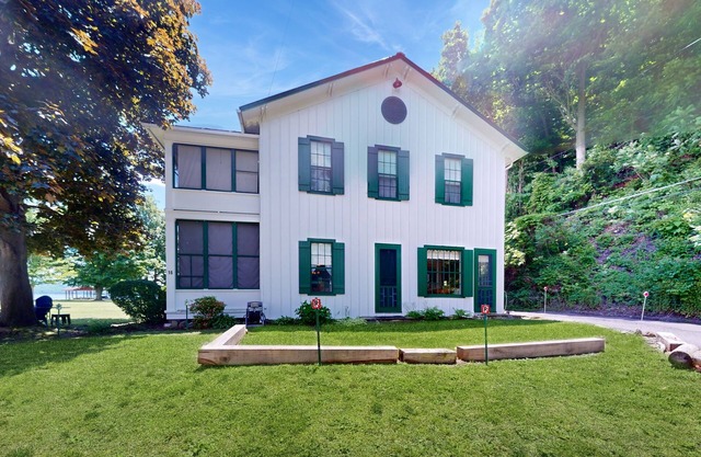 Gorgeous dog-friendly lakefront cottage with full kitchen and grill