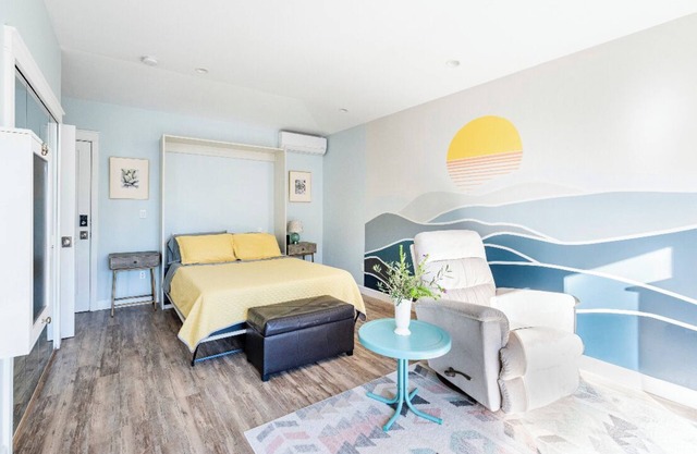 Gorgeous guesthouse in quiet neighborhood with private entrance, yard + parking!