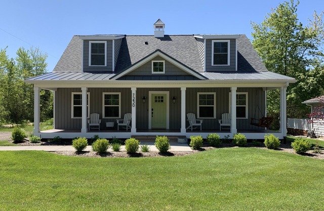 Gorgeous Home 2 Blocks from Lake Michigan-Private Beach Access via Tram/Stairs