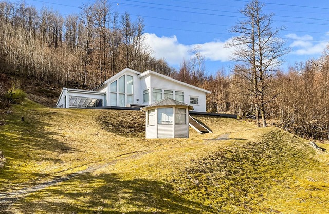 Gorgeous home in Farsund with WiFi