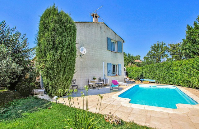 Gorgeous home in Montfavet with kitchen